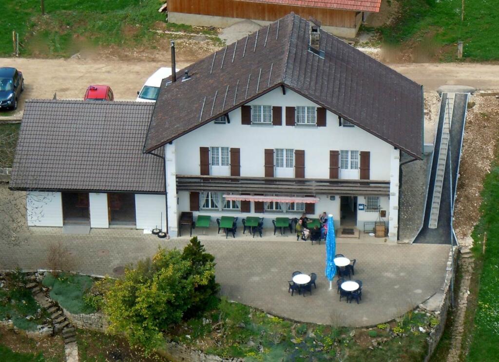 ein großes Haus mit einem großen weißen Dach und einem blauen Regenschirm 
