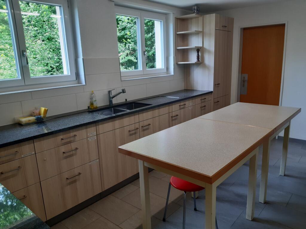 une cuisine avec une table et un évier 
