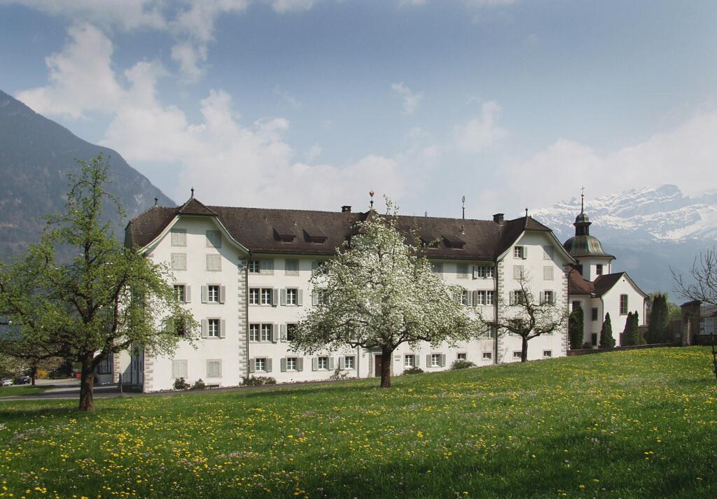 un grand bâtiment blanc avec un grand bâtiment blanc à l'arrière-plan 