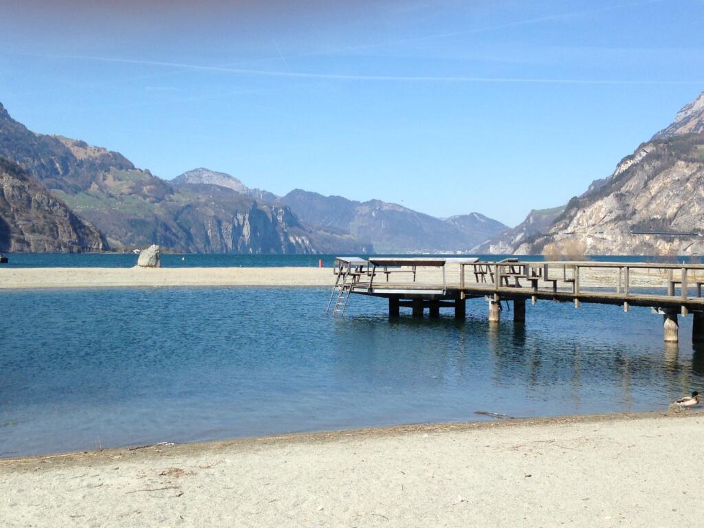 un quai sur un lac avec des montagnes en arrière-plan 
