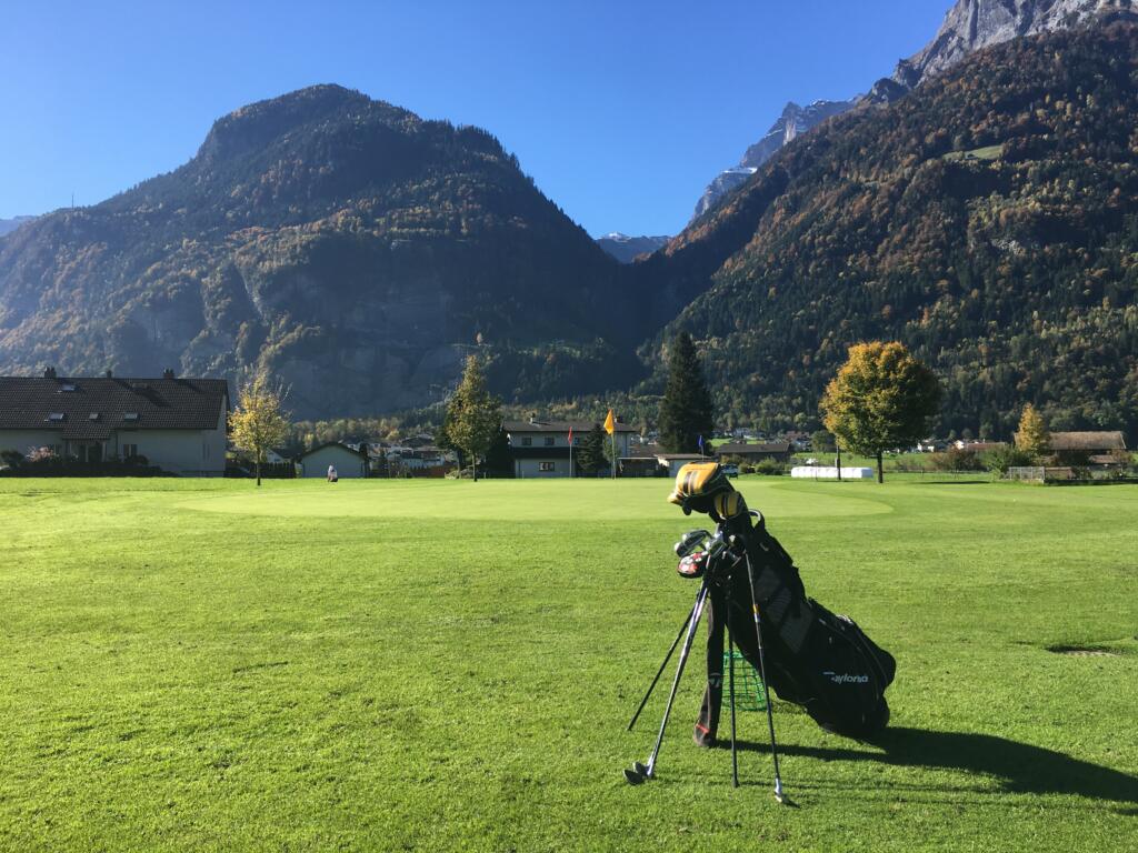 un joueur de golf sur le green 