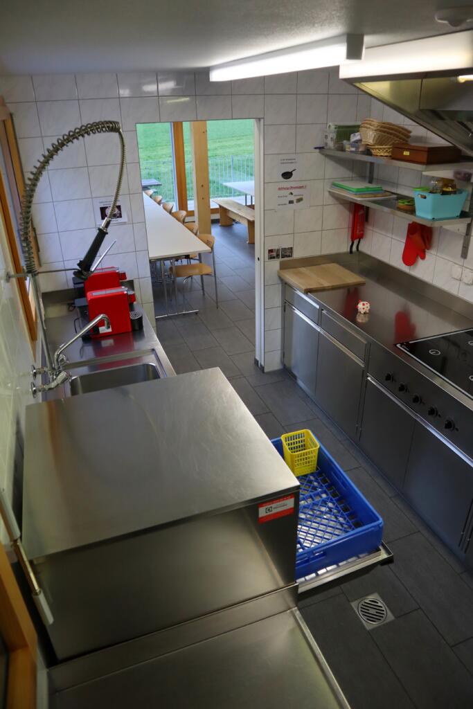 une cuisine avec un évier et une poubelle bleue 