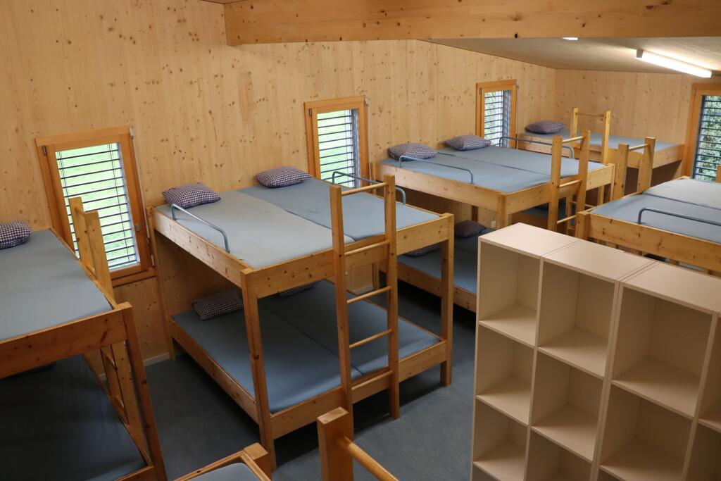 un lit superposé avec des lits superposés dans une pièce 