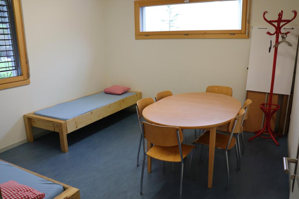 une pièce avec une table et une chaise 
