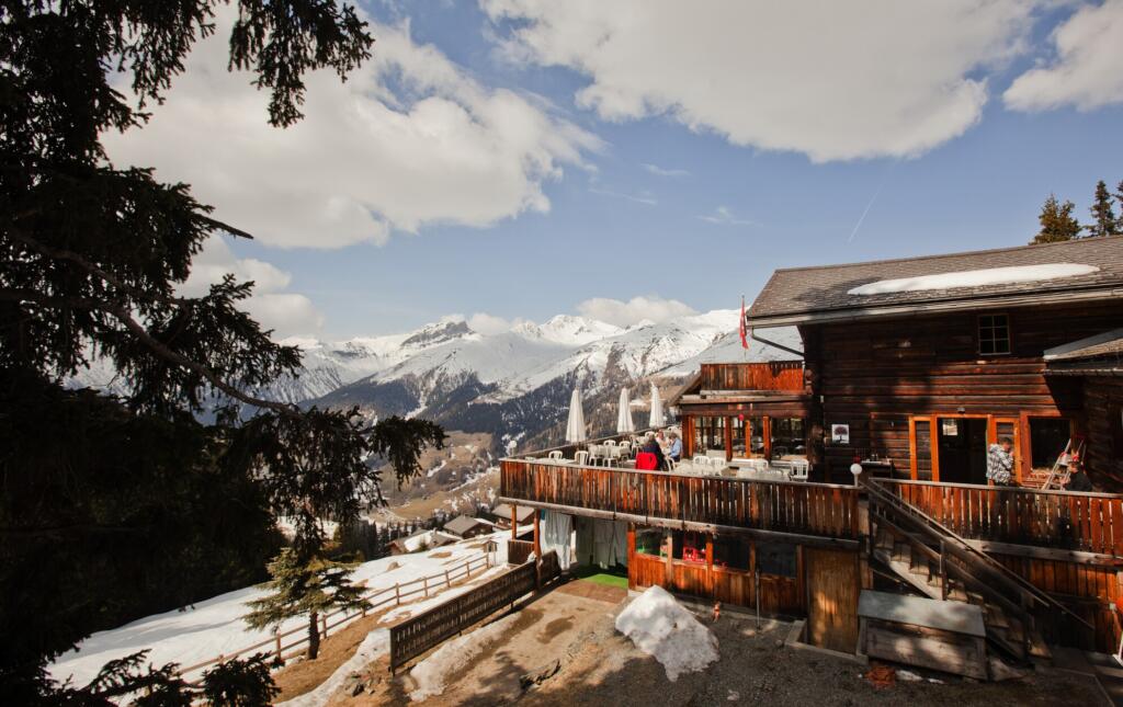 Blick auf die Skihütte vom Gipfel eines Berges 
