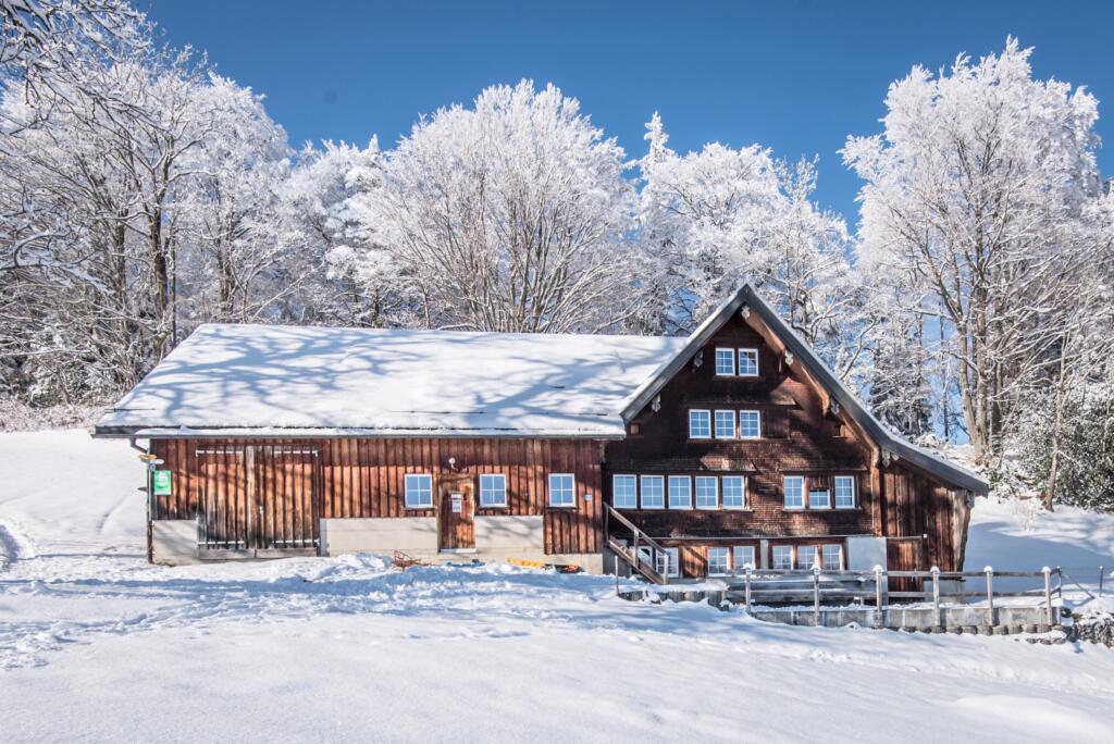 une maison en bois dans la neige 