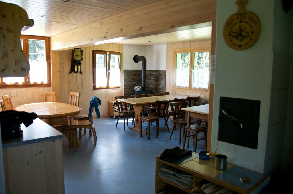 une cuisine avec une table et des chaises 