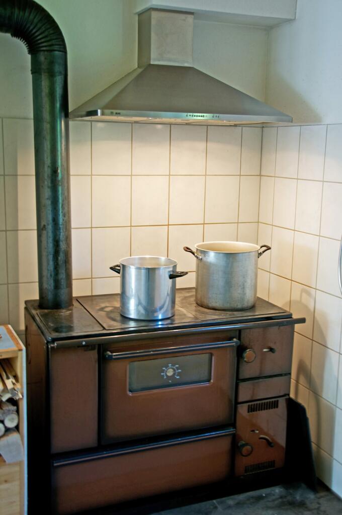un fourneau sur lequel sont posées des casseroles 
