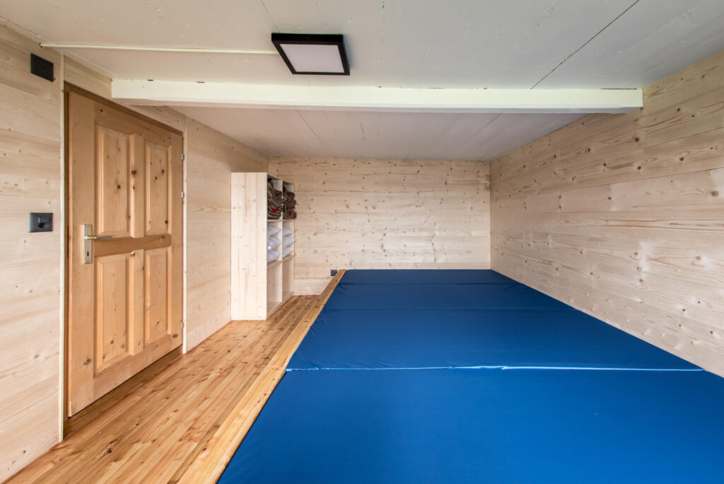une grande pièce avec un tapis bleu 