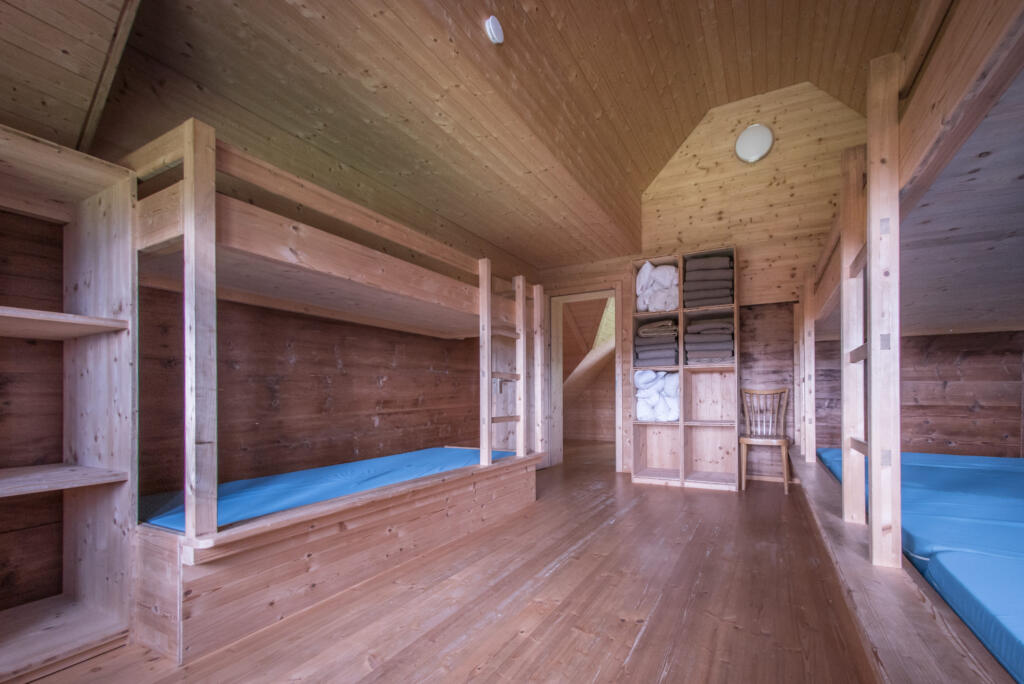 la chambre superposée dans la cabane 