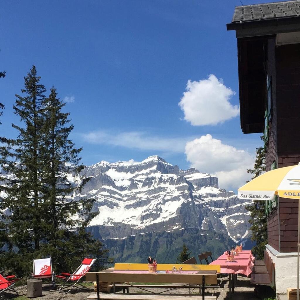 la vue depuis le balcon de l'hôtel 