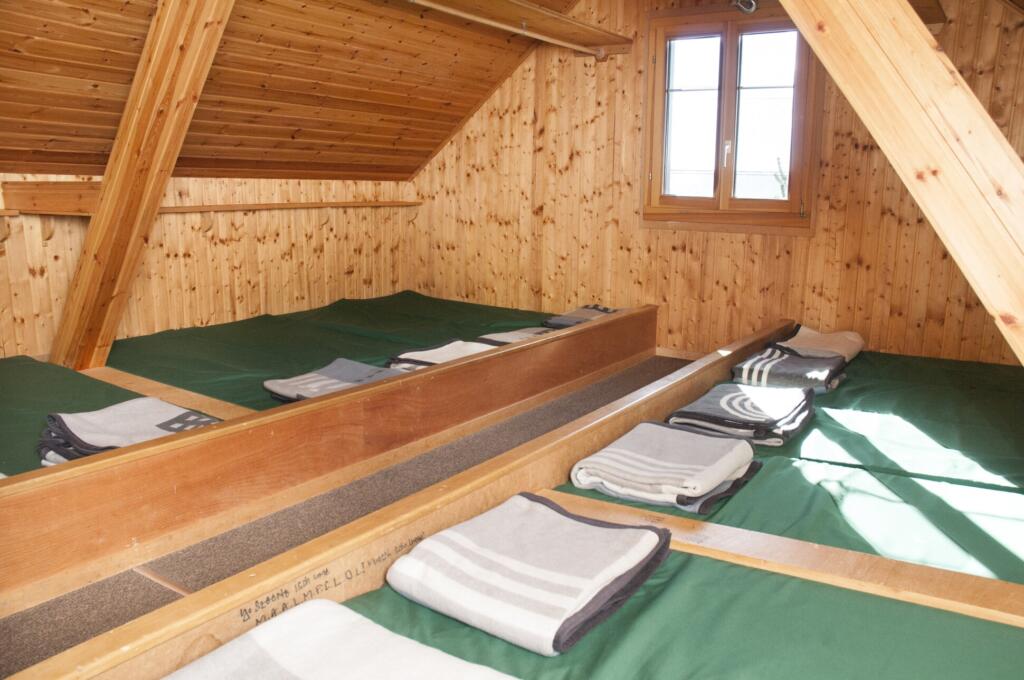 une chambre avec des lits et une fenêtre 