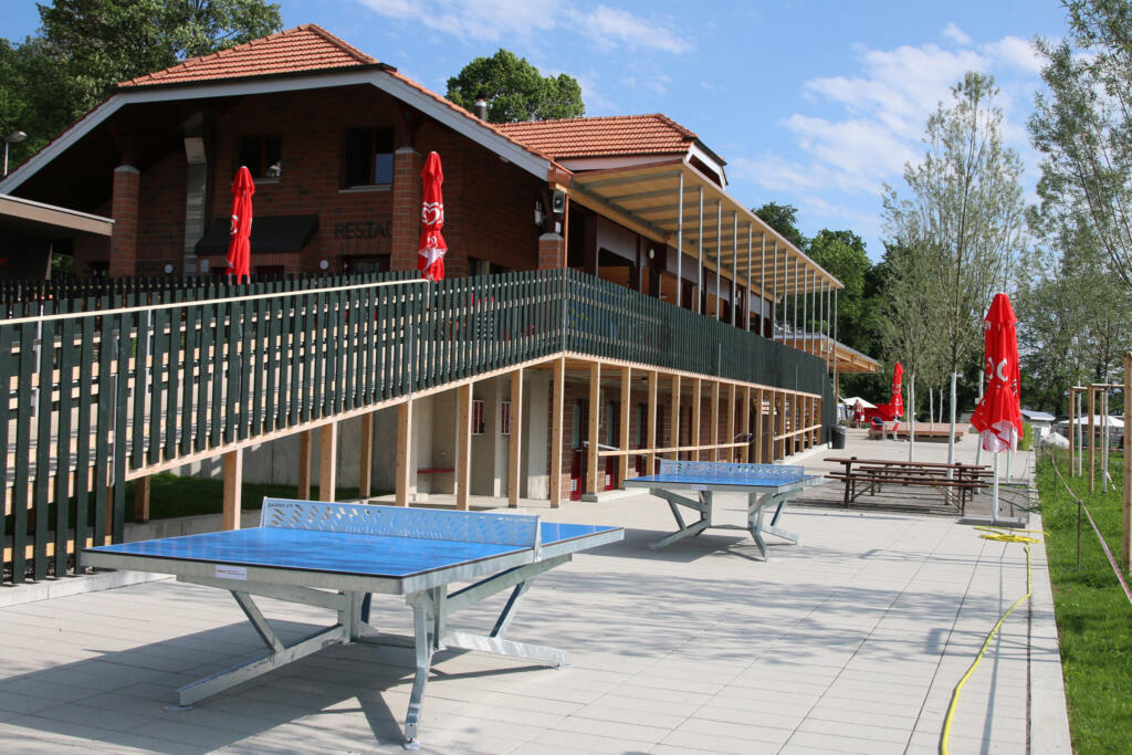un bâtiment avec balcon et table de ping-pong 