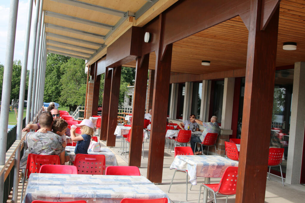 un restaurant avec des tables et des chaises 
