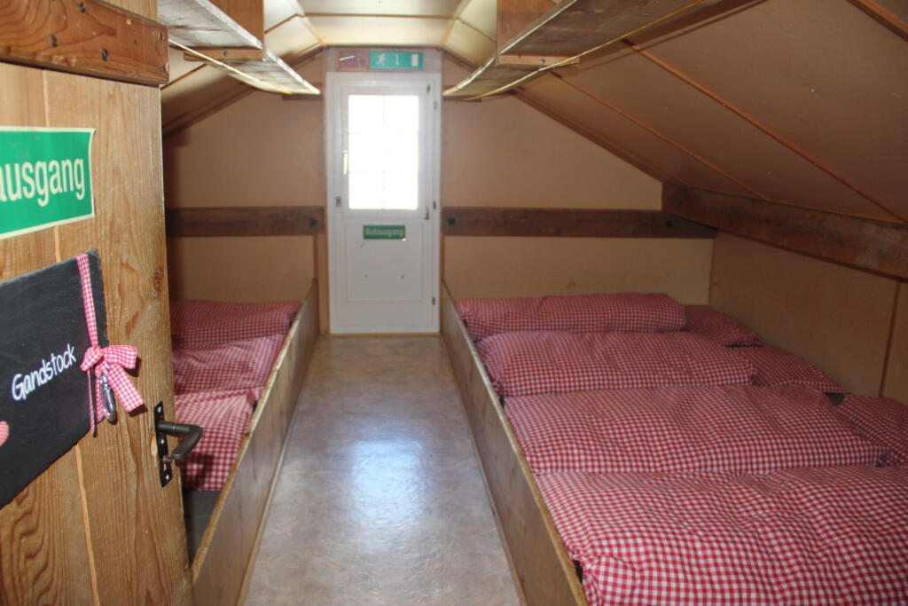 une chambre avec deux lits 