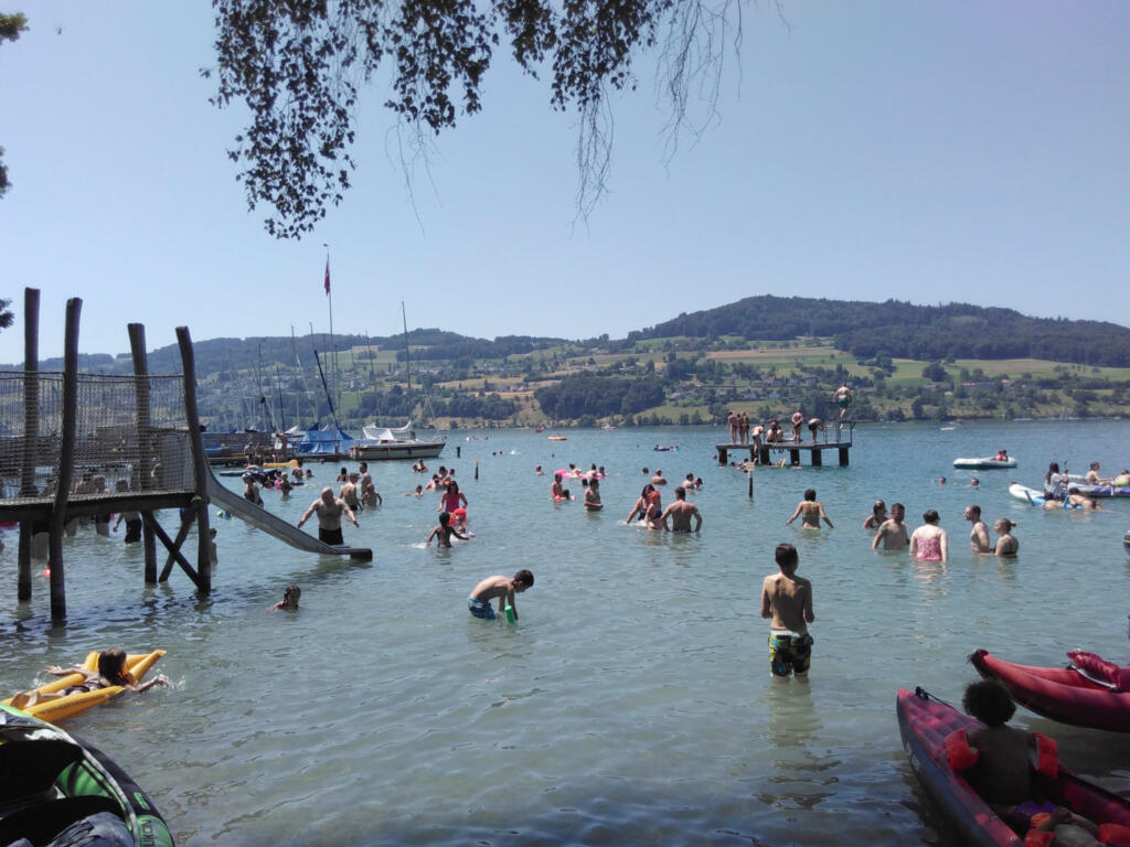 un groupe de personnes est dans l'eau 