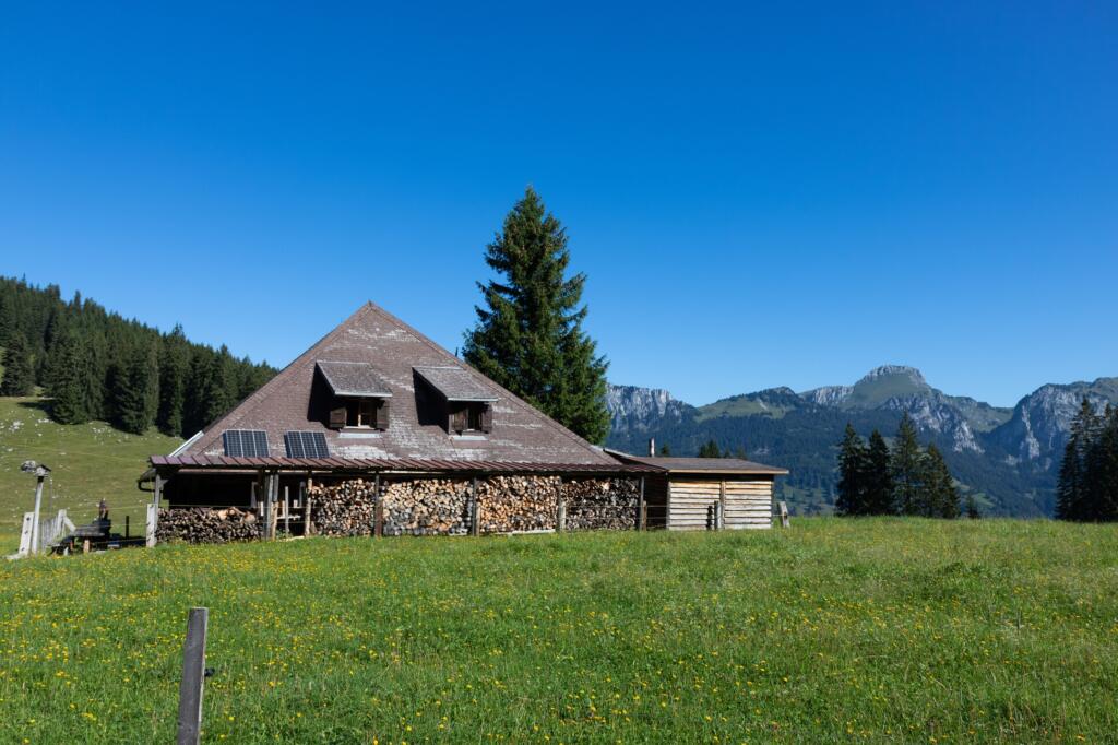 une cabane dans les montagnes 