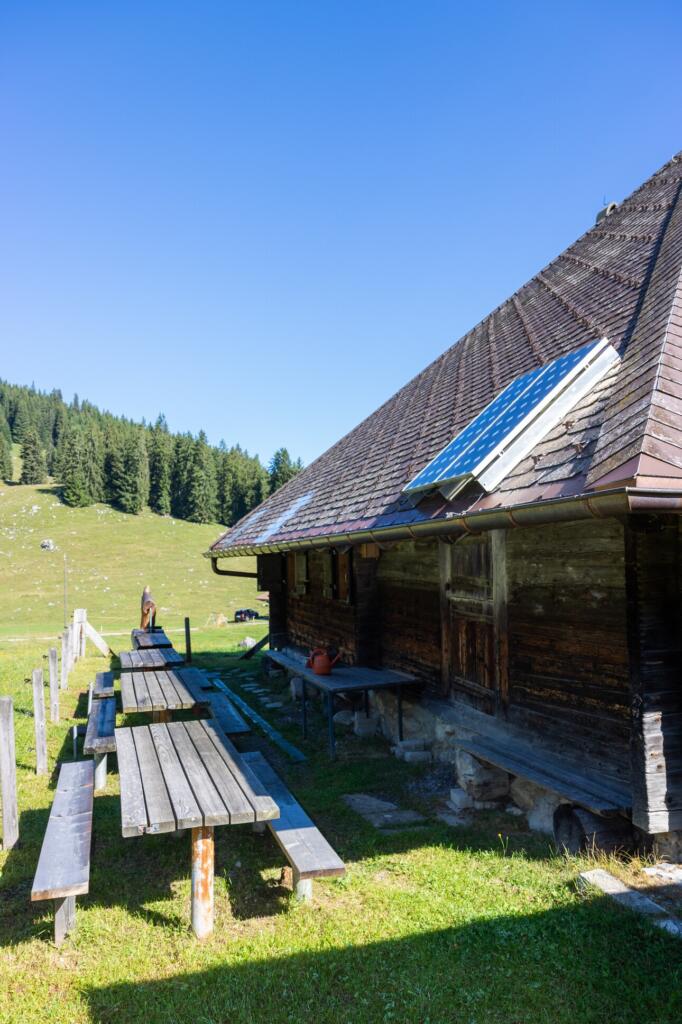 une cabane en bois avec un toit et des panneaux solaires sur le toit 
