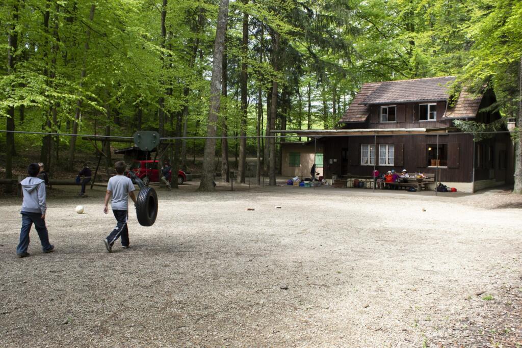 un homme portant un hélicoptère devant une maison 