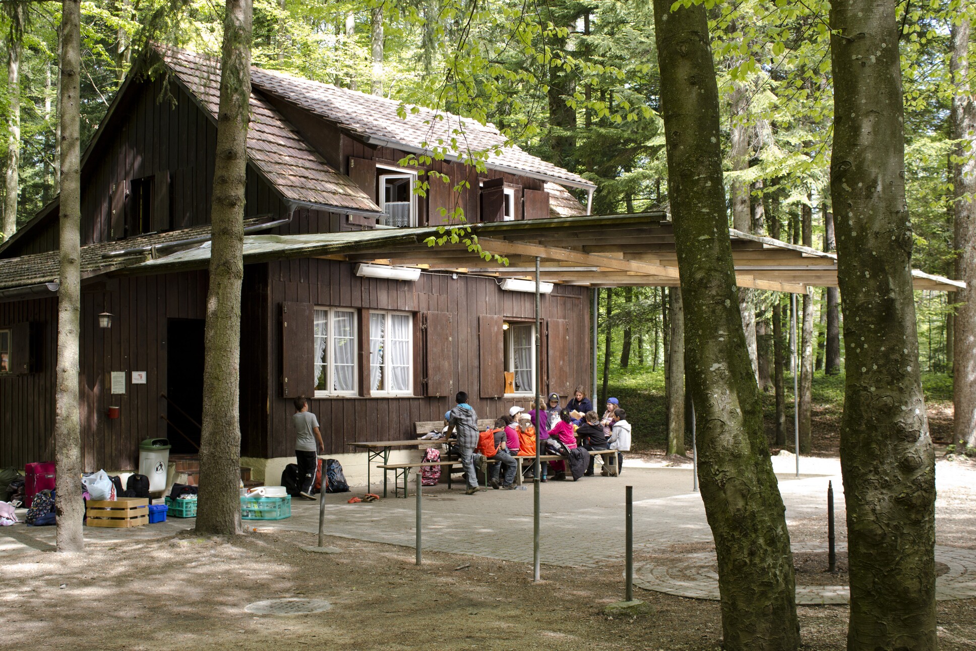 eine Gruppe von Menschen, die vor einem Gebäude sitzen