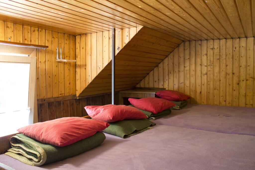 un lit avec des oreillers et des oreillers dans une chambre 
