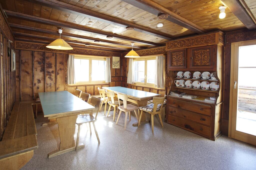 une salle à manger avec une table et des chaises en bois 