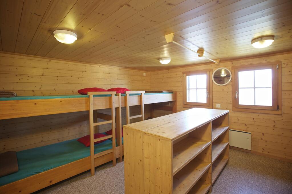 un lit superposé dans une cabane en bois 