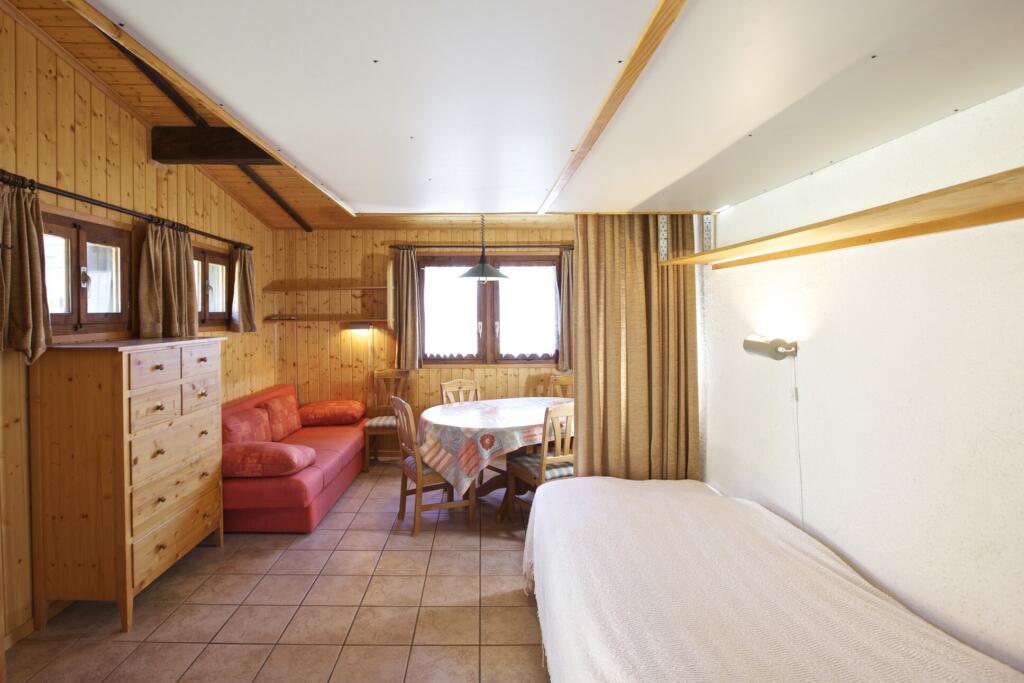 une chambre avec un lit, une table et un canapé 