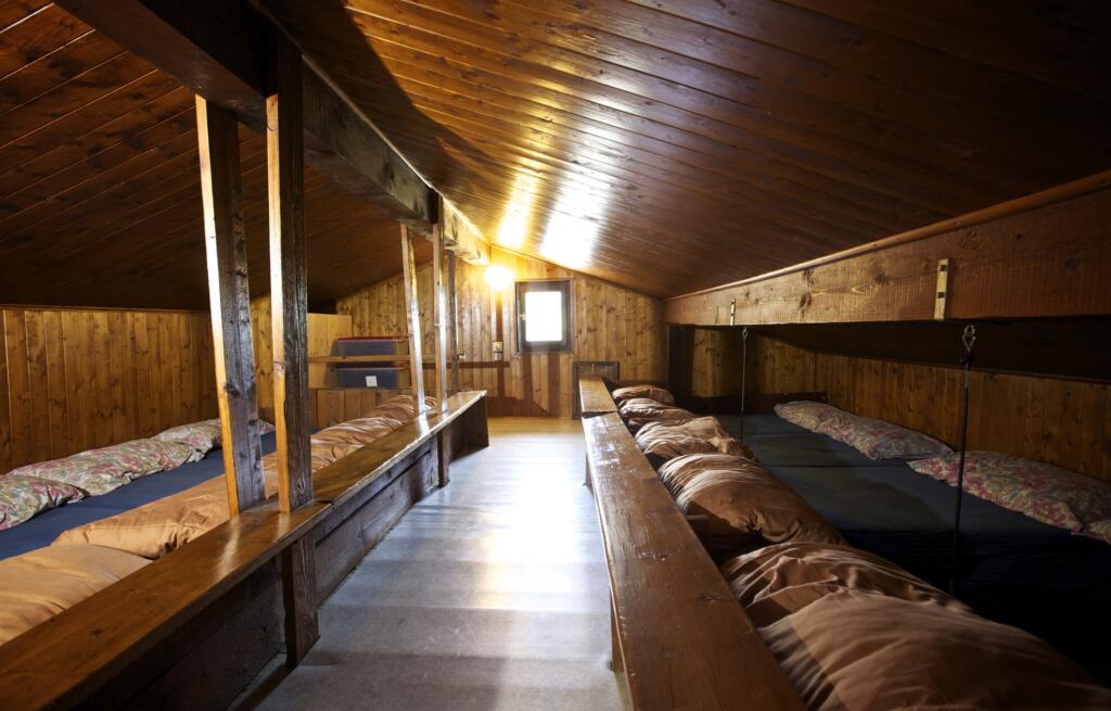 une chambre avec un lit et un plafond en bois 