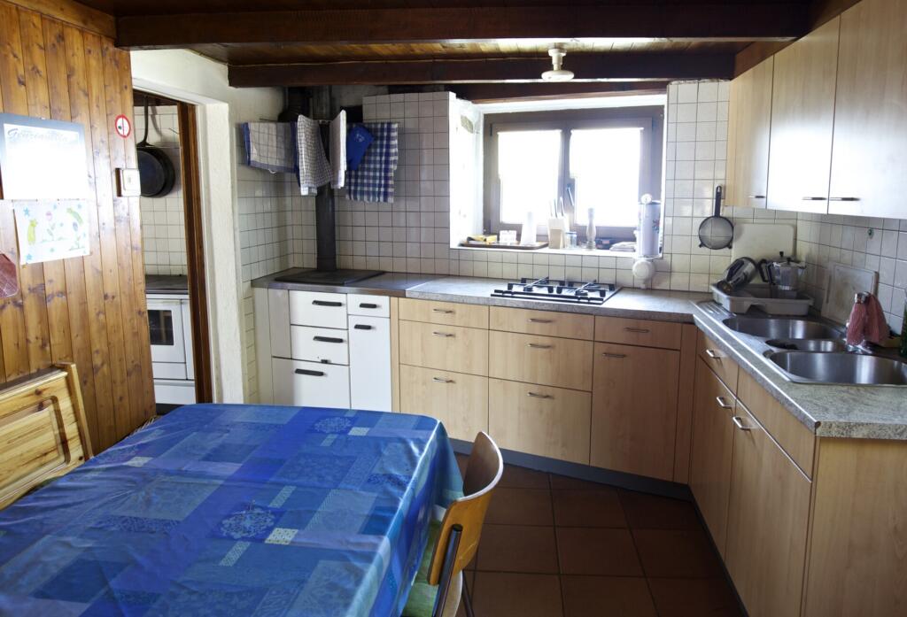 une cuisine avec une table et des chaises 