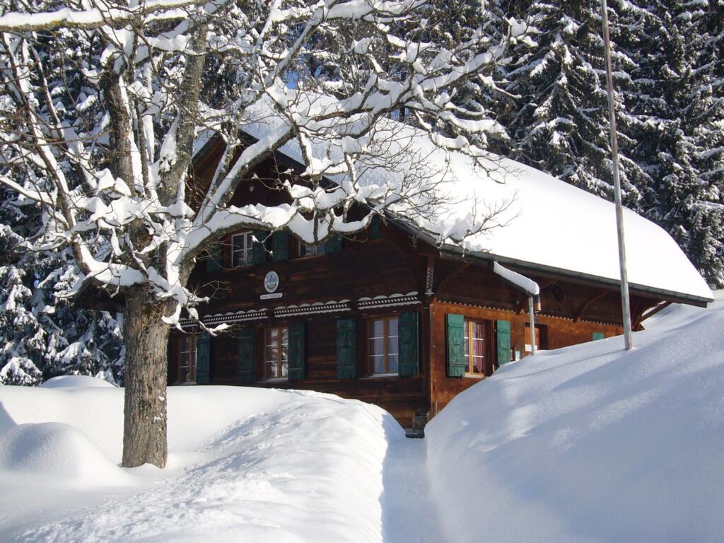 une maison en bois dans la neige 