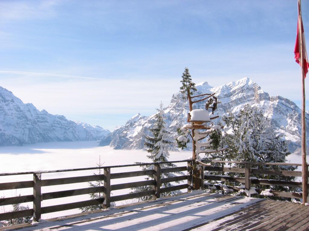 vue d'une chaîne de montagnes enneigées 