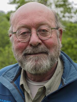 un homme avec une barbe et des lunettes