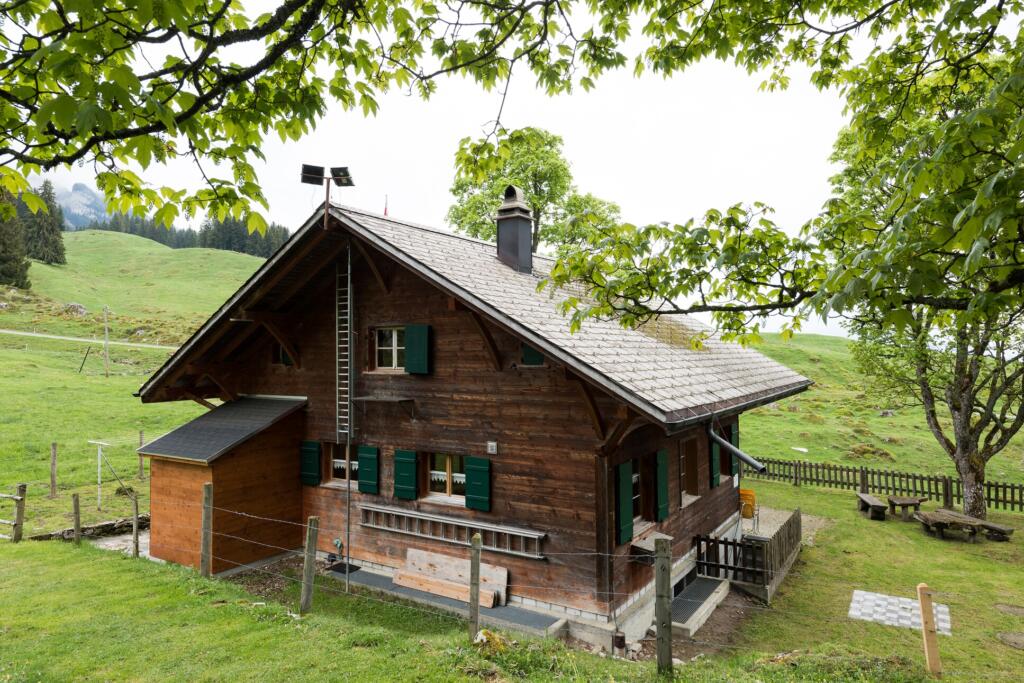 une maison en bois à la campagne 