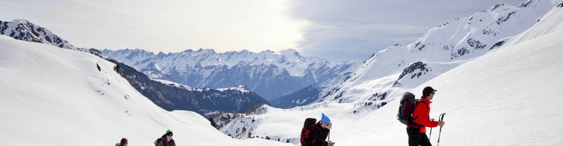 eine Gruppe von Skifahrern auf einer verschneiten Piste