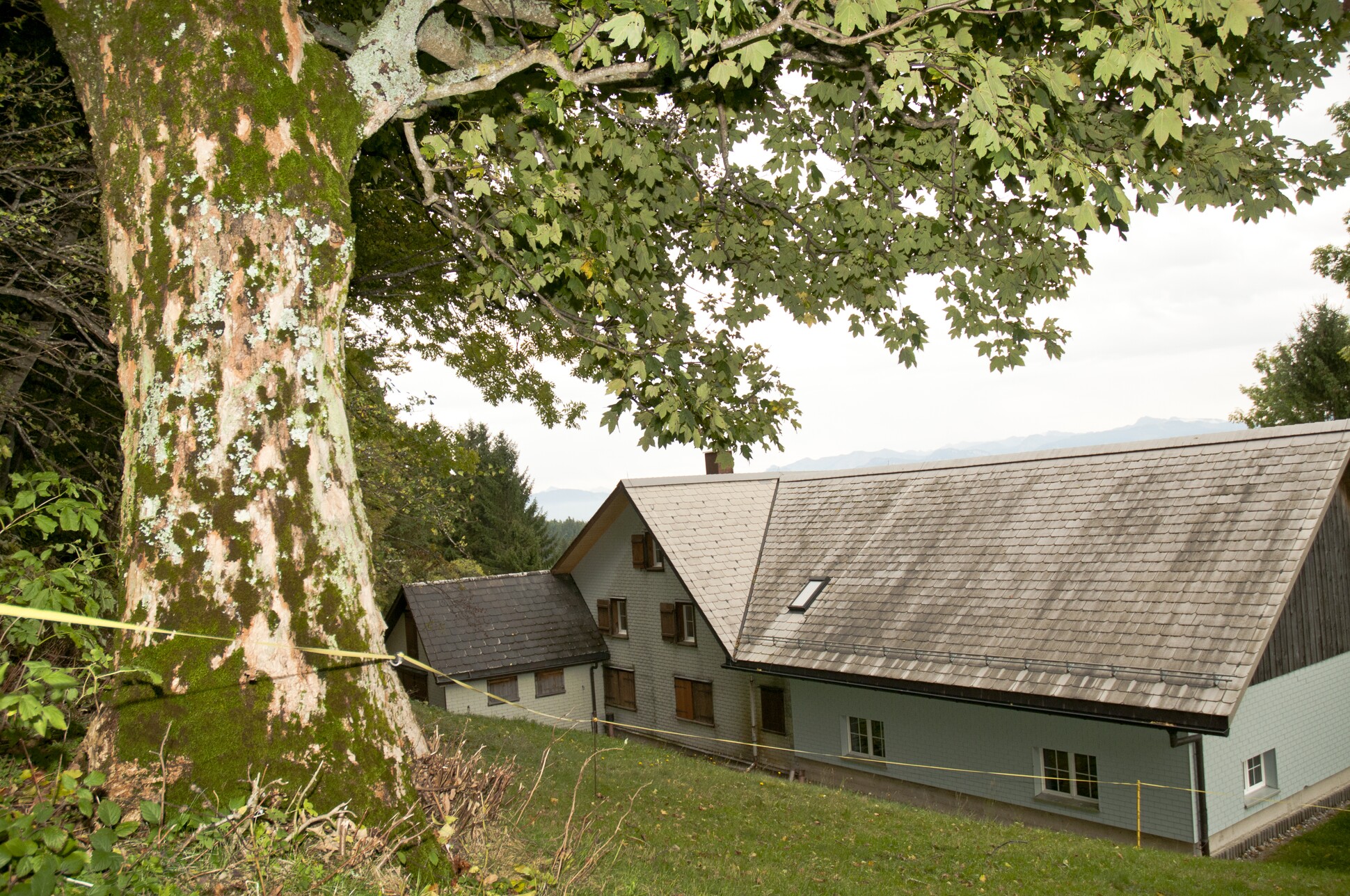 die Scheune auf dem Gipfel des Hügels