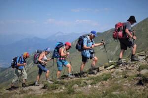 eine Gruppe von Wanderern, die einen Berg besteigen
