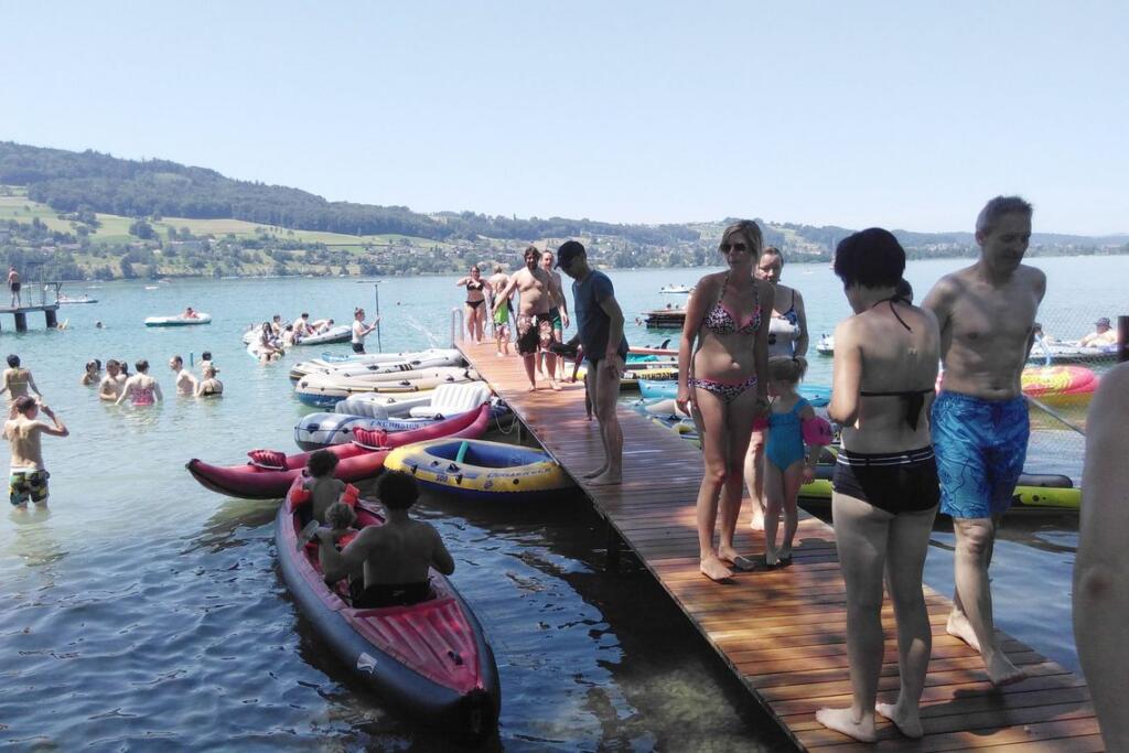 un groupe de personnes se tenant sur un quai avec des kayaks 