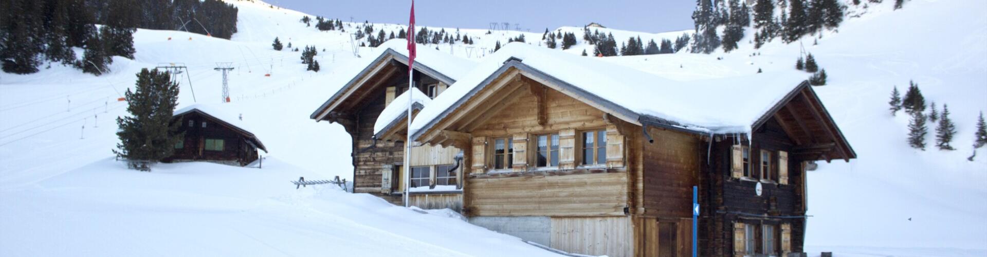 ein Holzchalet im Schnee
