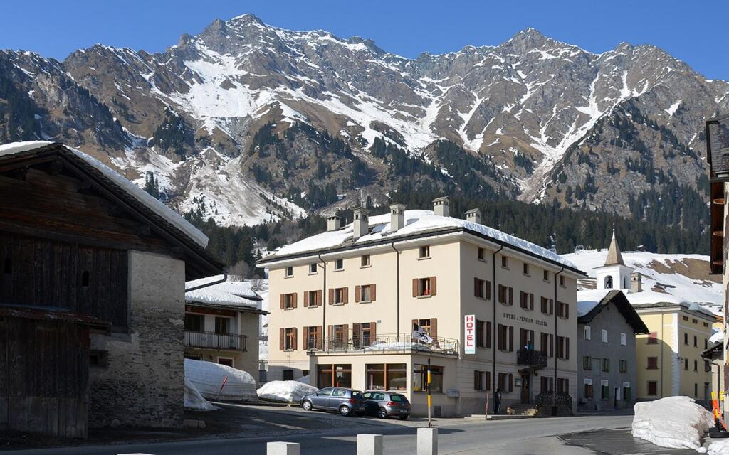 ein Hotel in den Bergen mit einem Berg im Hintergrund 